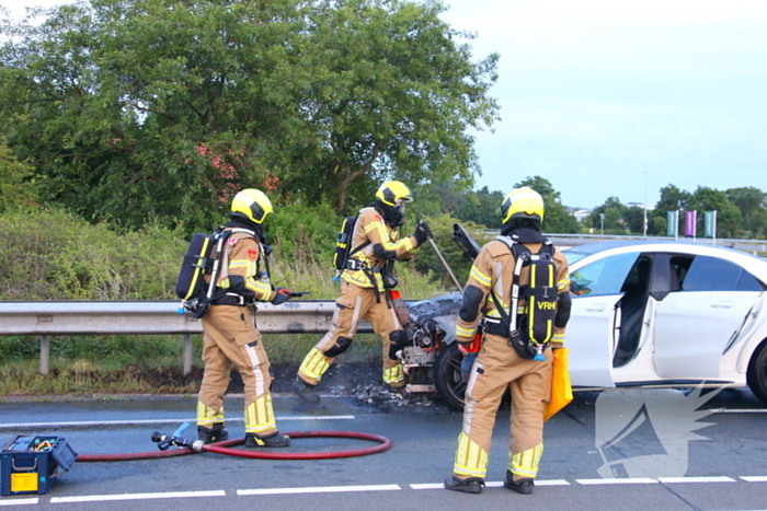 Personenauto al rijdend in brand