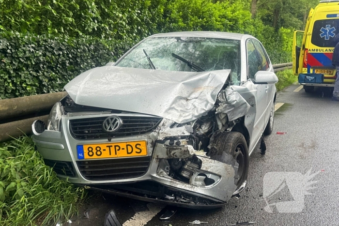 Bestuurder klapt op afslaande auto