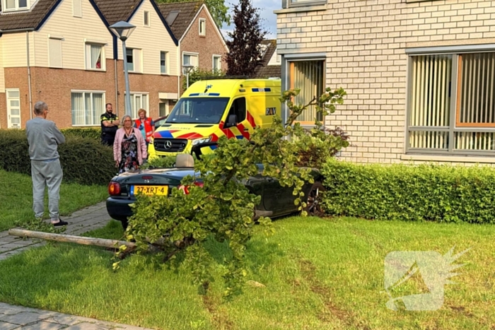 Auto vliegt uit de bocht na inhaalmanoeuvre