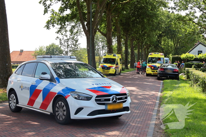 Busje botst op geparkeerde auto: twee gewonden