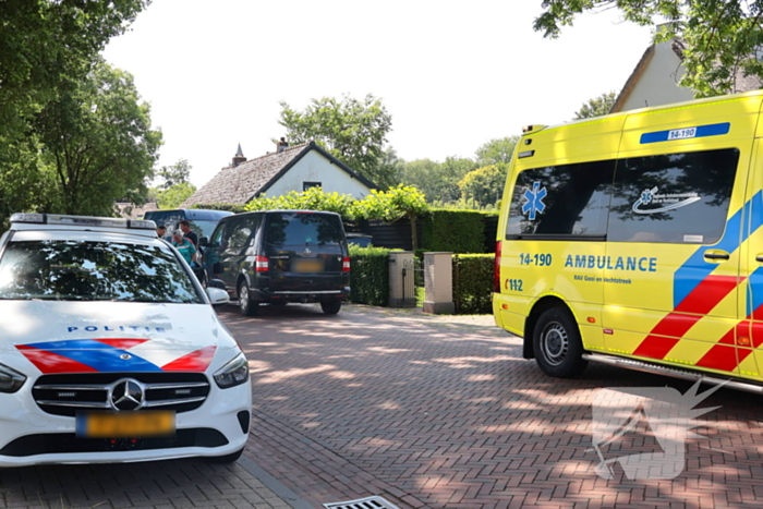 Busje botst op geparkeerde auto: twee gewonden