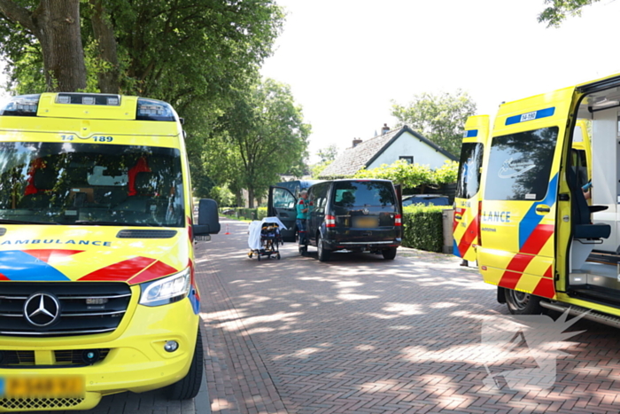 Busje botst op geparkeerde auto: twee gewonden