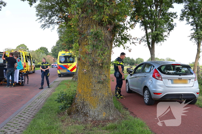 Busje botst op geparkeerde auto: twee gewonden