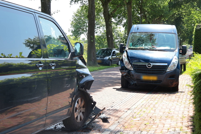 Busje botst op geparkeerde auto: twee gewonden