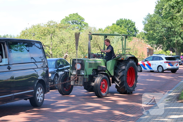 Busje botst op geparkeerde auto: twee gewonden