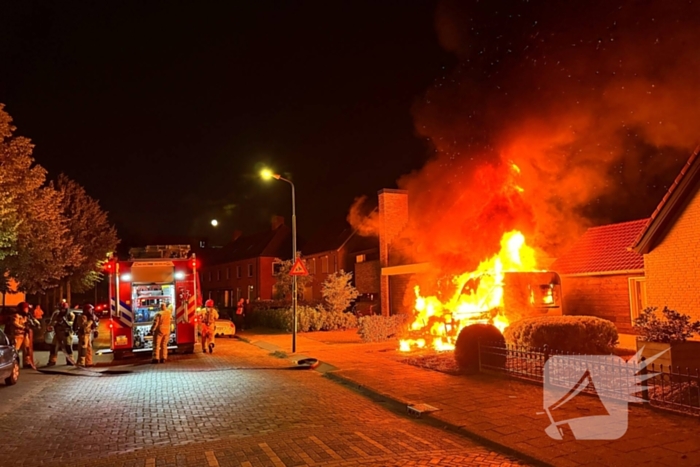 Caravan in lichterlaaie, brandweer voorkomt overslag