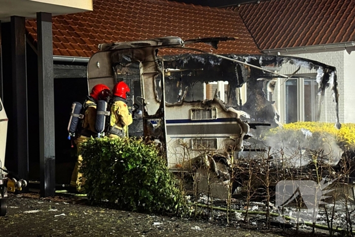 Caravan in lichterlaaie, brandweer voorkomt overslag