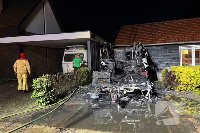 Caravan in lichterlaaie, brandweer voorkomt overslag