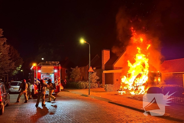 Caravan in lichterlaaie, brandweer voorkomt overslag