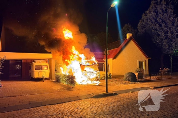 Caravan in lichterlaaie, brandweer voorkomt overslag