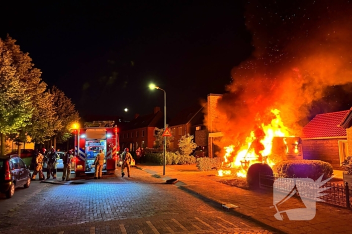 Caravan in lichterlaaie, brandweer voorkomt overslag