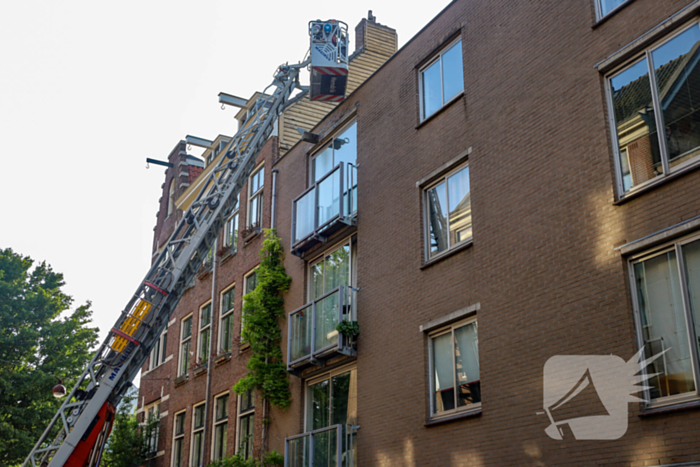 Brand op dak woning geblust zonder gewonden