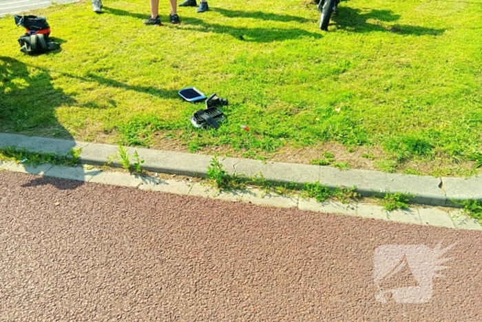 Auto en scooter in botsing