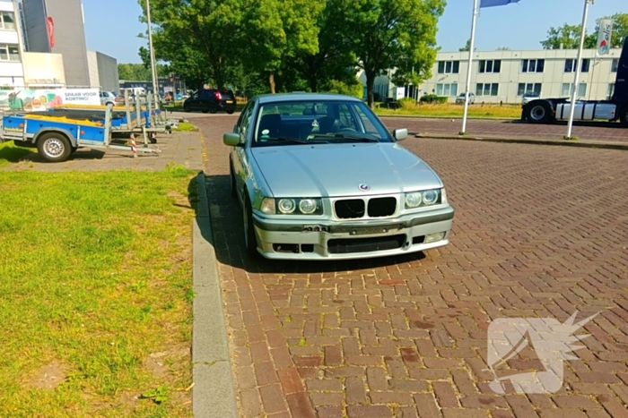 Auto en scooter in botsing