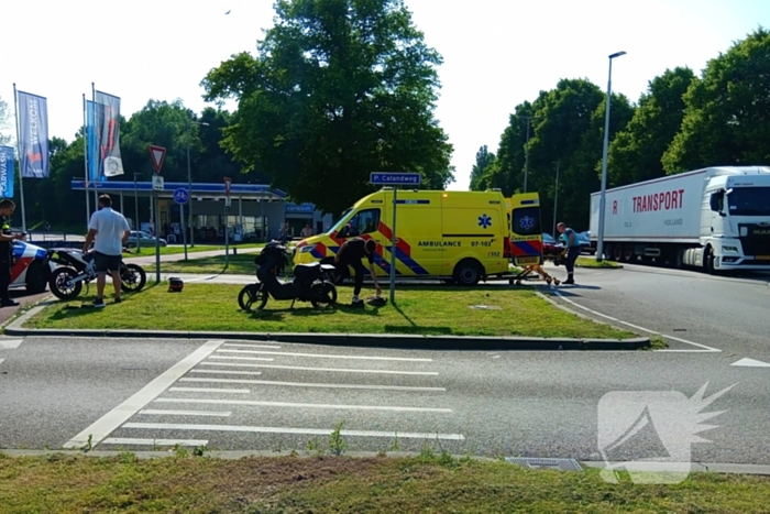 Auto en scooter in botsing