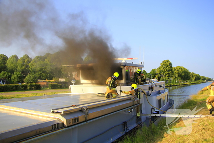 Flinke rookontwikkeling bij brand in schip