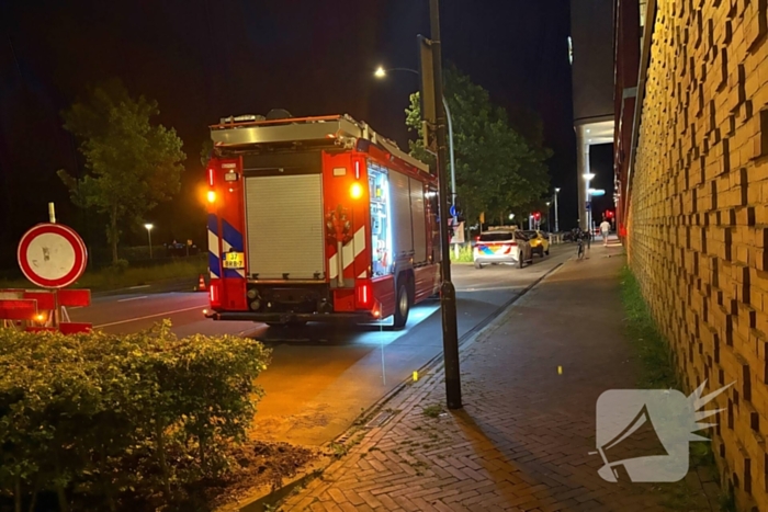 Brandweer haalt stinkende BMW X5 uit parkeergarage