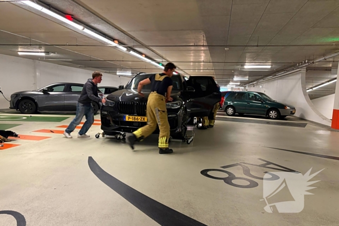 Brandweer haalt stinkende BMW X5 uit parkeergarage