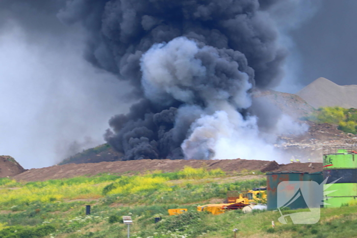 Enorme zwarte rookwolken bij vuilnisbelt