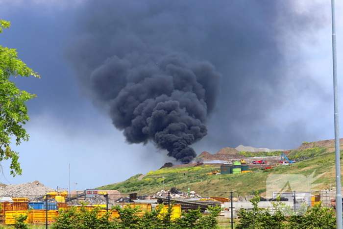 Enorme zwarte rookwolken bij vuilnisbelt