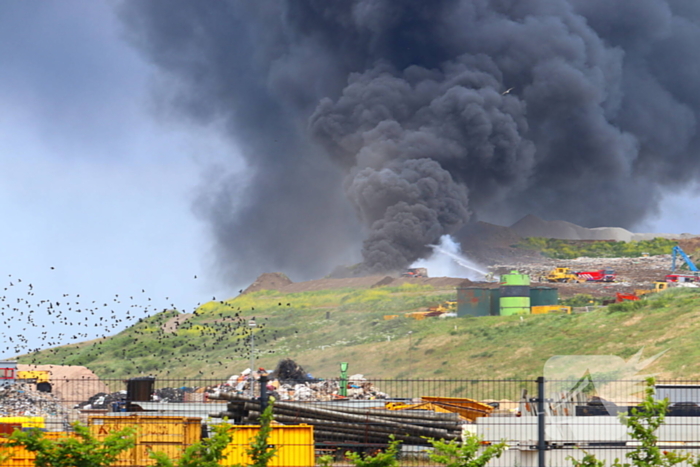 Enorme zwarte rookwolken bij vuilnisbelt