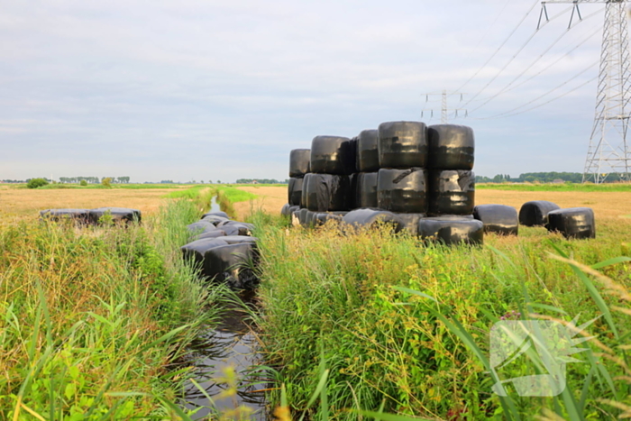 Brand door stoken fikkie bij hooibalen