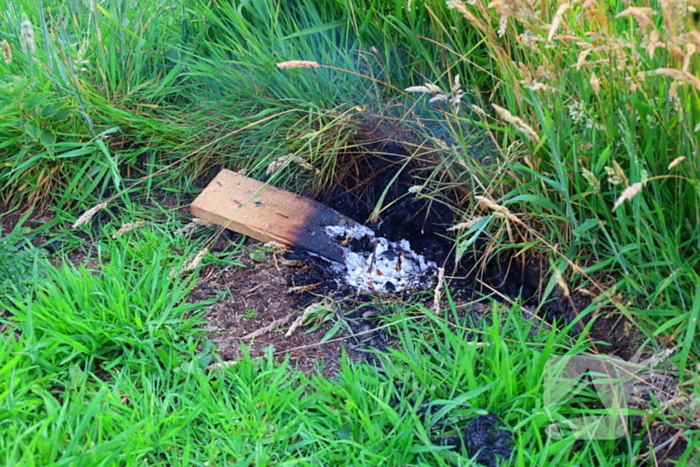 Brand door stoken fikkie bij hooibalen