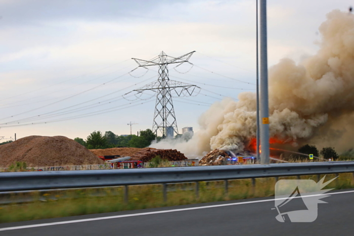 Grote brand bij afvalbedrijf leidt tot rookoverlast
