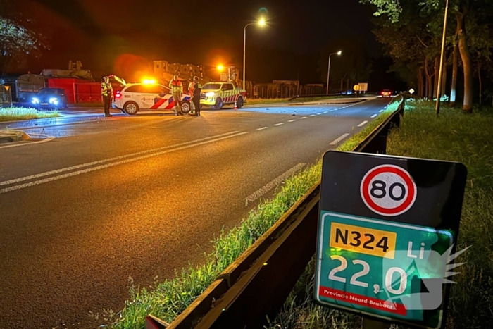 Vrouw rijdt verkeersbord uit de grond zonder gewonden