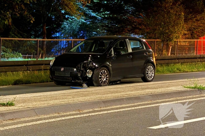 Vrouw rijdt verkeersbord uit de grond zonder gewonden