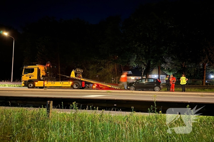 Vrouw rijdt verkeersbord uit de grond zonder gewonden