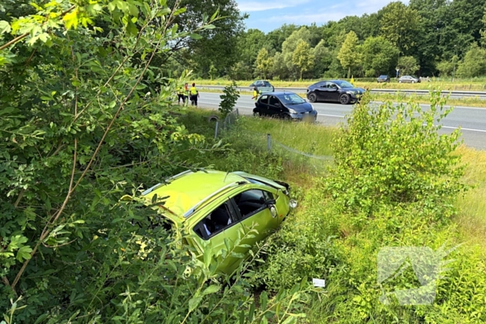 Auto eindigt in sloot na aanrijding