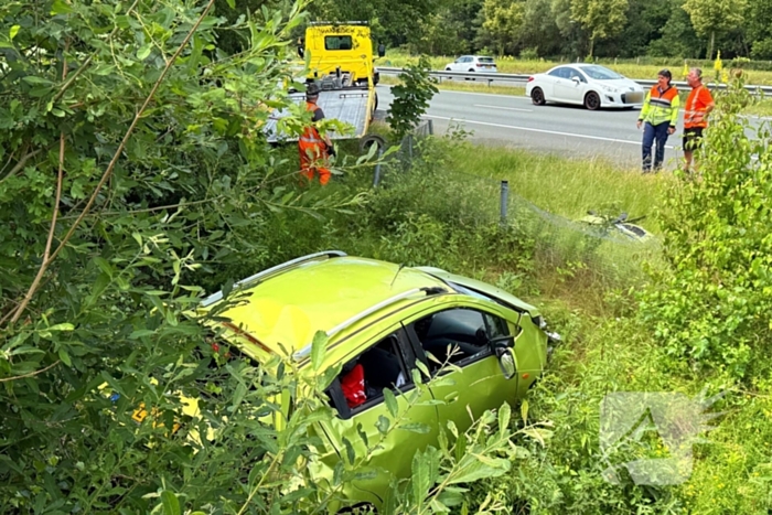Auto eindigt in sloot na aanrijding