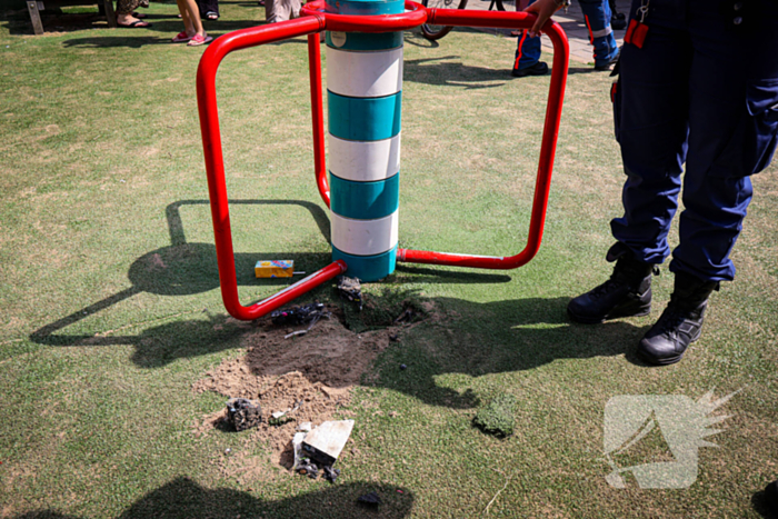 Brandweer bevrijdt kind uit speeltoestel