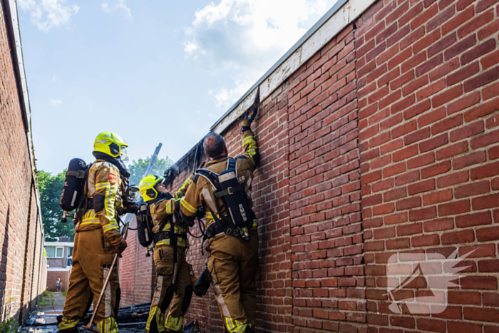Brand in bijgebouw leidt tot explosies en flinke rookontwikkeling