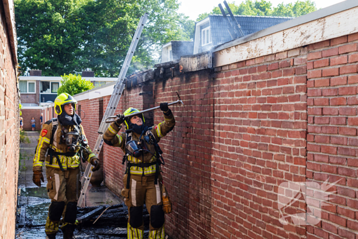 Brand in bijgebouw leidt tot explosies en flinke rookontwikkeling