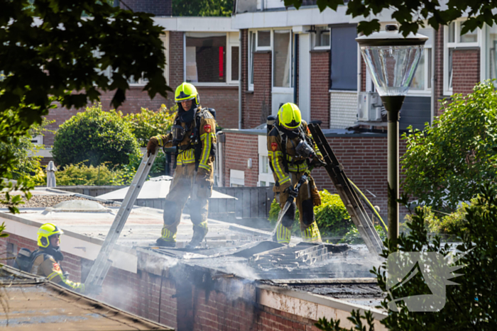 Brand in bijgebouw leidt tot explosies en flinke rookontwikkeling