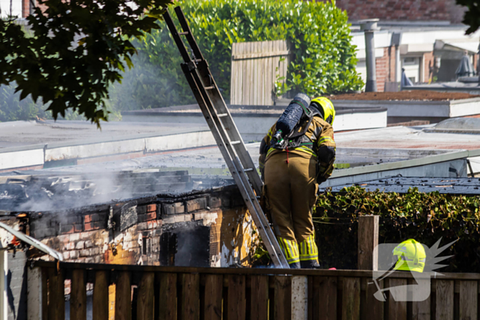Brand in bijgebouw leidt tot explosies en flinke rookontwikkeling