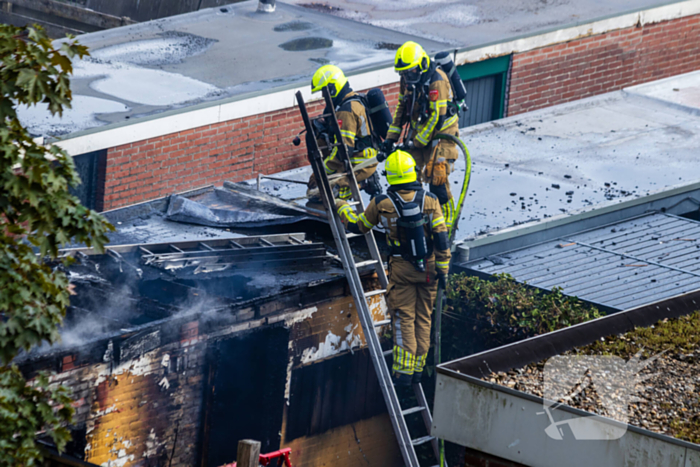 Brand in bijgebouw leidt tot explosies en flinke rookontwikkeling