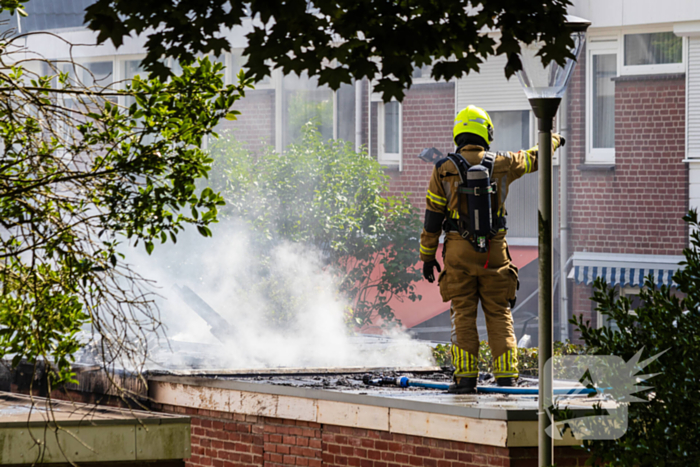 Brand in bijgebouw leidt tot explosies en flinke rookontwikkeling