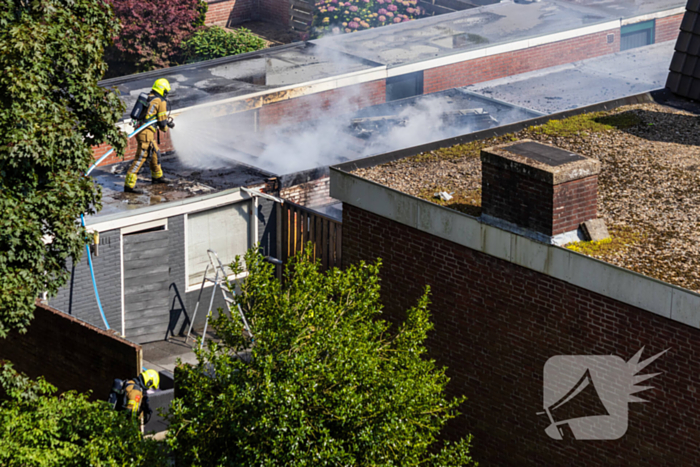 Brand in bijgebouw leidt tot explosies en flinke rookontwikkeling
