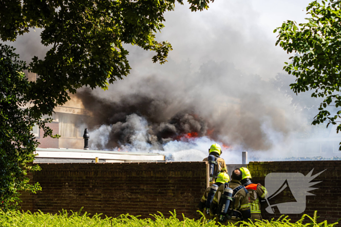 Brand in bijgebouw leidt tot explosies en flinke rookontwikkeling