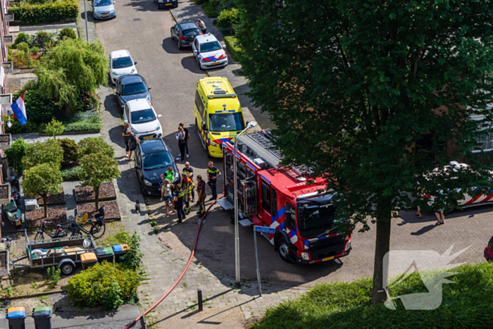 Brand in bijgebouw leidt tot explosies en flinke rookontwikkeling