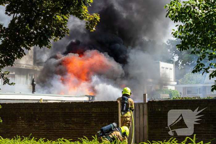 Brand in bijgebouw leidt tot explosies en flinke rookontwikkeling