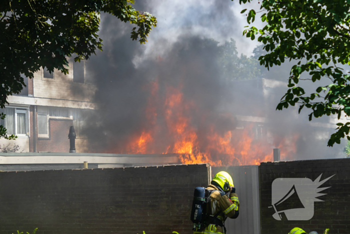 Brand in bijgebouw leidt tot explosies en flinke rookontwikkeling