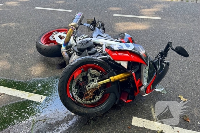 Bestelbus botst met motorrijder in ongeval