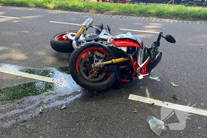 Bestelbus botst met motorrijder in ongeval