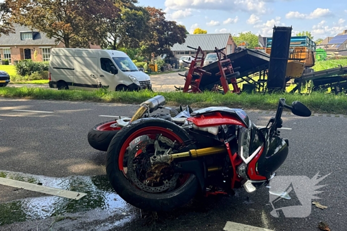Bestelbus botst met motorrijder in ongeval