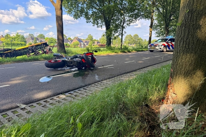 Bestelbus botst met motorrijder in ongeval