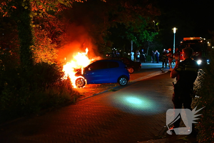 Voertuig in vlammen opgegaan